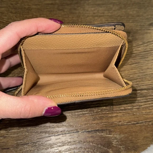 Tory Burch McGraw Bi-Fold Wallet - Picture 5 of 6